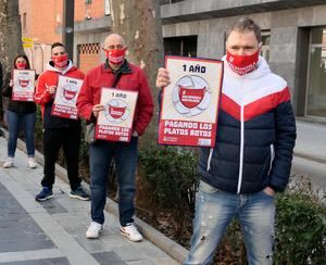 Medio millar de empresarios, autónomos y trabajadores del sector de la hostelería, el turismo y el ocio de Guadalajara se CONCENTRAN ante la Subdelegación del Gobierno