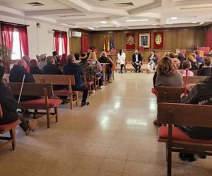 El alcalde de Azuqueca recibe a la plantilla de limpieza en huelga y se compromete a reclamar un acuerdo a la patronal