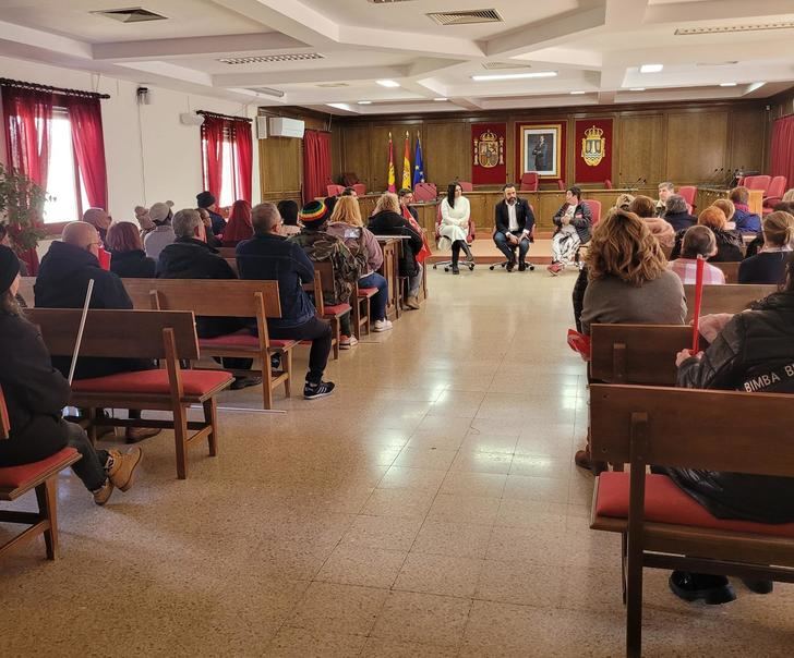 El alcalde de Azuqueca recibe a la plantilla de limpieza en huelga y se compromete a reclamar un acuerdo a la patronal