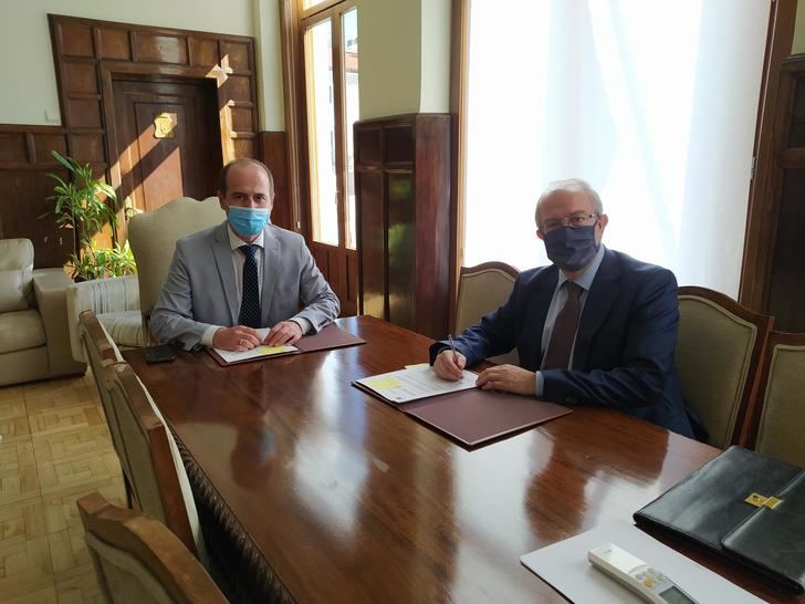 El Ayuntamiento de Guadalajara renueva con Ibercaja el convenio de colaboración que facilita los trámites de la gestión tributaria municipal