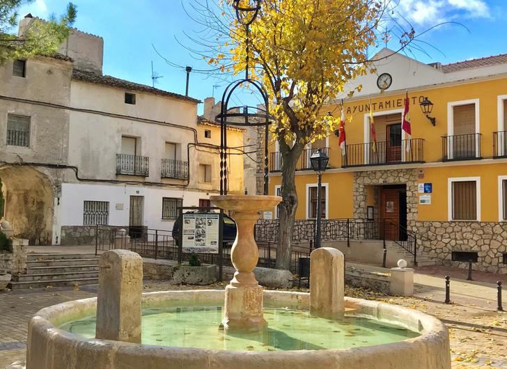 Illana pone en marcha un importante trabajo en renovación de redes y cooperación económica con las urbanizaciones