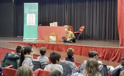 La ilustradora internacional Mónica Carretero visita la Biblioteca de Alovera