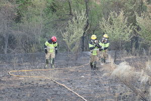 Los trabajos realizados durante la noche permiten estabilizar el incendio forestal de Valdepe&#241;as de la Sierra, que baja a nivel 0