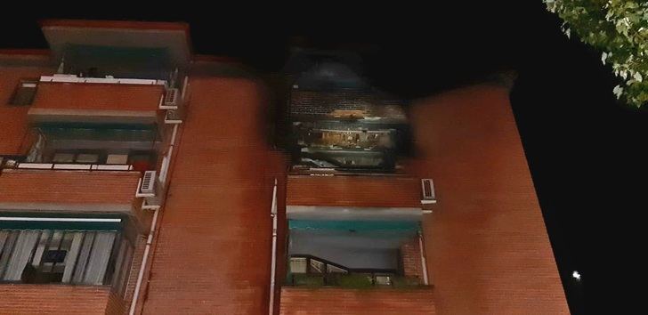 Diecisiete desalojados y ocho afectados por un incendio de madrugada de un edificio en la calle General Moscardó Guzmán de Guadalajara