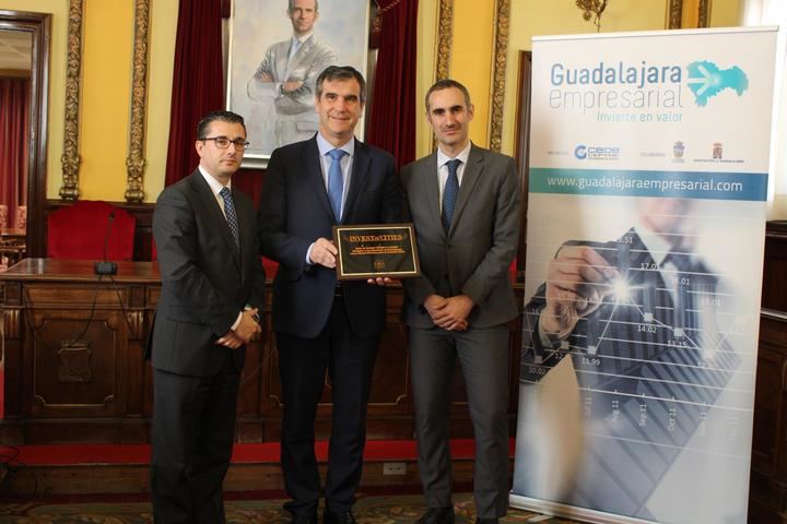 El alcalde Guadalajara recibe la plaza conmemorativa 