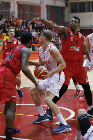El Isover Basket Azuqueca suma y sigue para conseguir sus sexta victoria en LEB Plata 