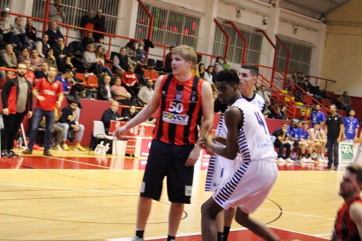 Victoria de mucho mérito del Isover Basket Azuqueca ante un gran Naútico de Tenerife