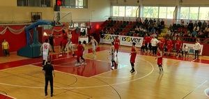 Al Isover Basket Azuqueca le sobr&#243; el &#250;timo cuarto ante el Baket Navarra 