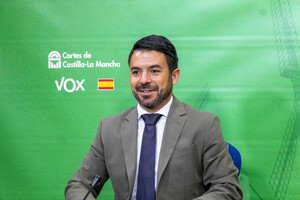 VOX denuncia el despilfarro del PSOE en una exposición ideologizada mientras Page recorta en los servicios públicos