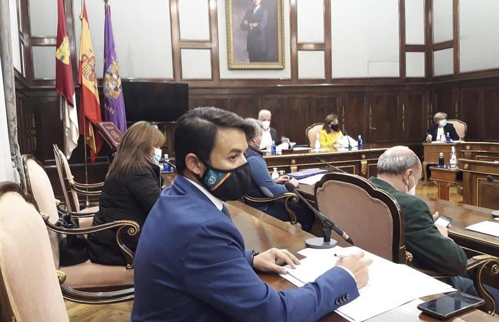 VOX apoya en Diputación al transporte público provincial mientras el PSOE se inhibe una vez más