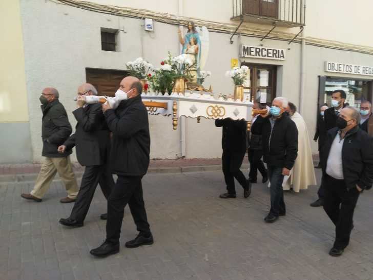 Tras la pandemia, la Asociación de Jubilados de Jadraque vuelve a salir a la calle en su fiesta del Santo Ángel