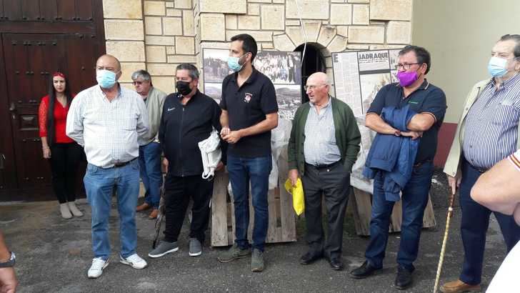 El Ayuntamiento de Jadraque homenajea los sus vecinos con una placa en el 40 aniversario del inicio de la obras de la Plaza de toros