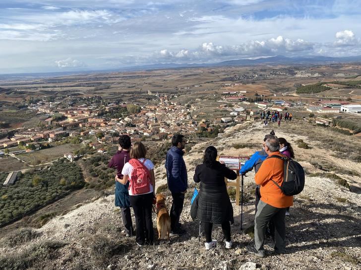 Casi medio centenar de personas disfrutaron este domingo de una ruta senderista en Jadraque