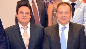 A la izquierda, nuevo presidente. A la derecha, presdiente saliente