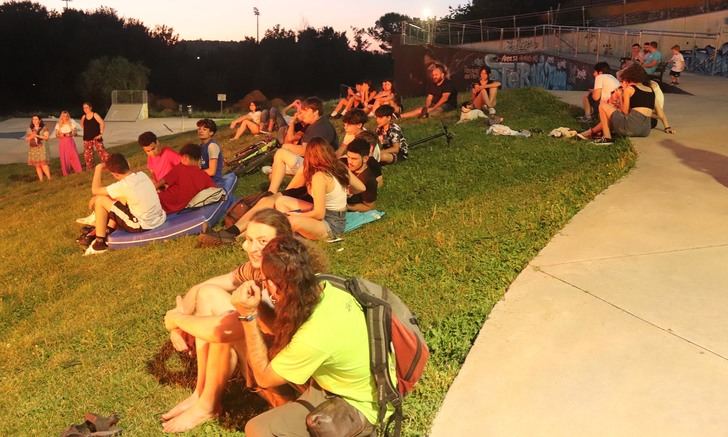 Los jóvenes de Cabanillas quemaron «malos rollos» y saltaron la hoguera en la Noche de San Juan