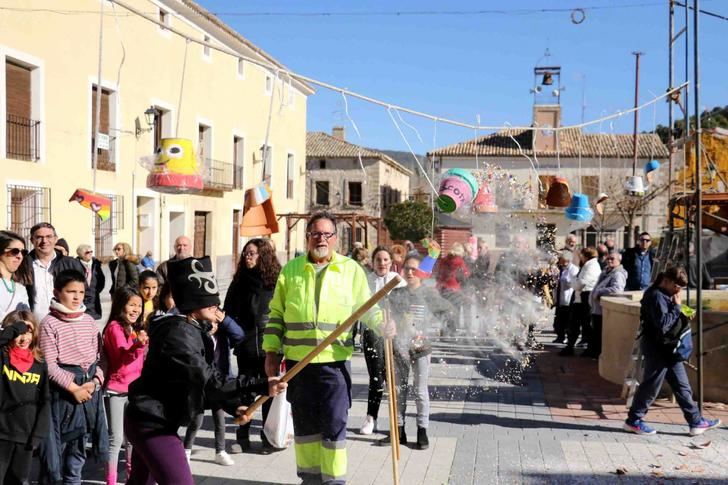 Cincuenta niños, y otros tantos mayores, llenan de tradición el jueves lardero en Pareja