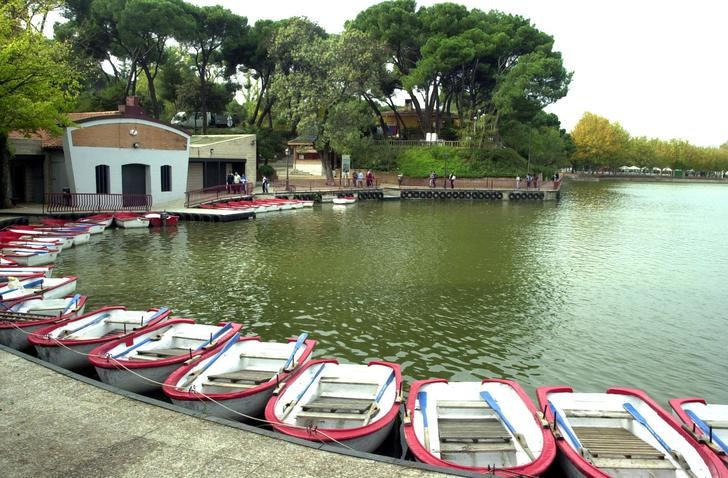 La Casa de Campo de Madrid estrena lago, playa, hamacas y unas sendas peatonales