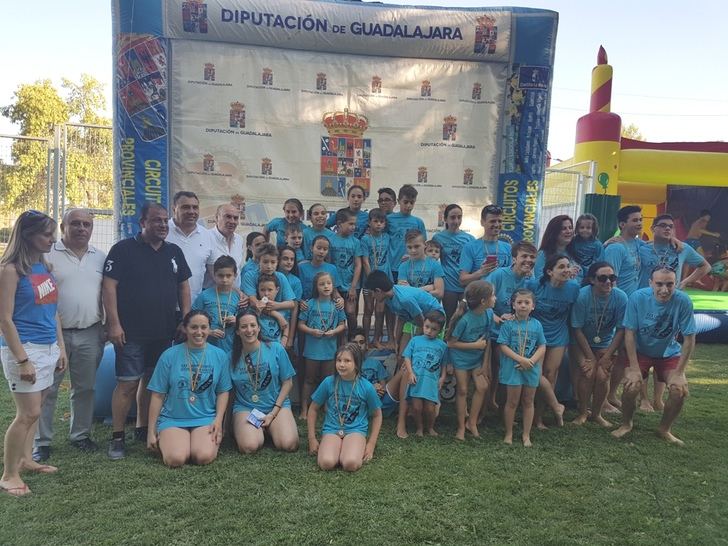 Albares acoge una exitosa fase local del Interpueblos de Natación coincidiendo con el 50 aniversario de su piscina municipal