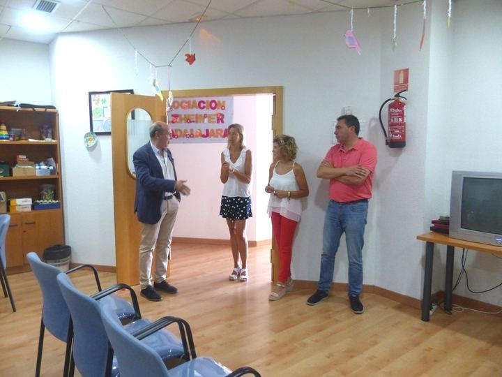 El presidente de la Diputación de Guadalajara visita la Asociación de Enfermos de Alzheimer en la capital