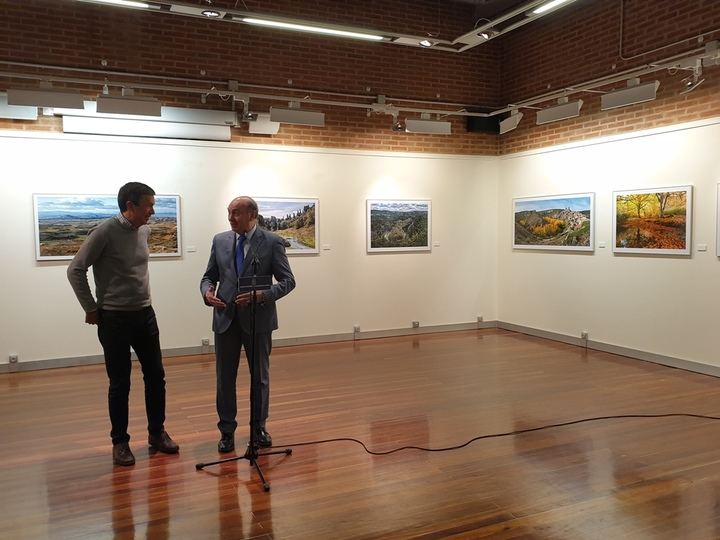 José Manuel Latre inaugura la exposición fotográfica Andar y ver la provincia de Guadalajara de Nacho Abascal