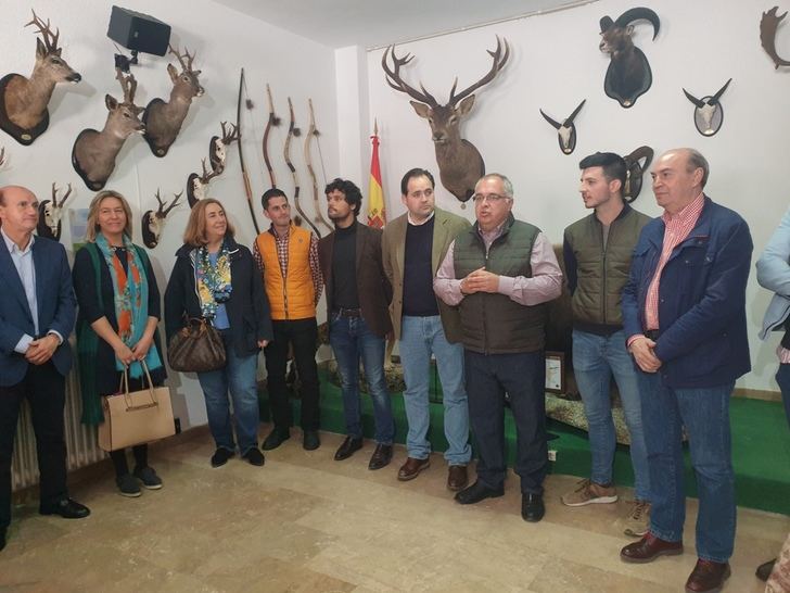 Latre muestra su apoyo al sector cinegético en la feria de la Caza y Medio Rural de Illana