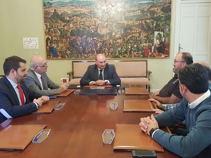 Latre firma dos convenios de colaboración de apoyo al Basket Azuqueca y al Guadalajara Basket