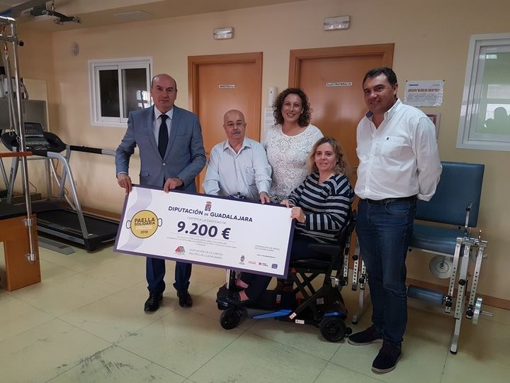 El presidente de la Diputación hace entrega del cheque con la recaudación de la Paella Solidaria a la Asociación de Esclerosis Múltiple