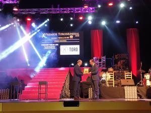 El presidente de la Diputaci&#243;n, Jos&#233; Manuel Latre, entrega el Premio Medalla de Oro a la Fundaci&#243;n Toro de Lidia en la Gala Toromundial 