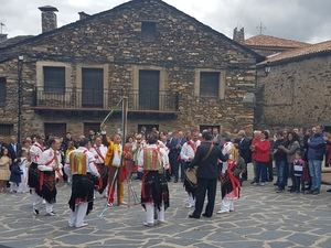 El presidente de la Diputación asiste a las Danzas y Bailes de la Octava del Corpus en Valverde de los Arroyos 