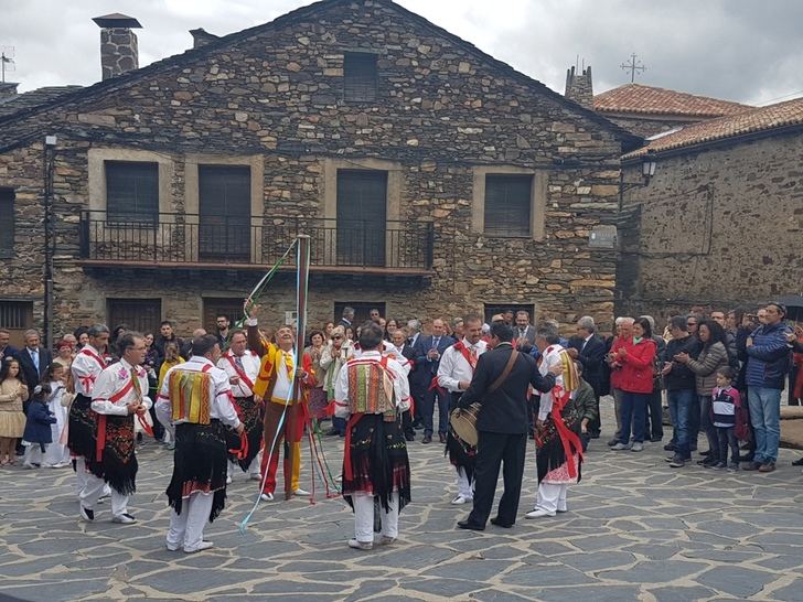 El presidente de la Diputación asiste a las Danzas y Bailes de la Octava del Corpus en Valverde de los Arroyos