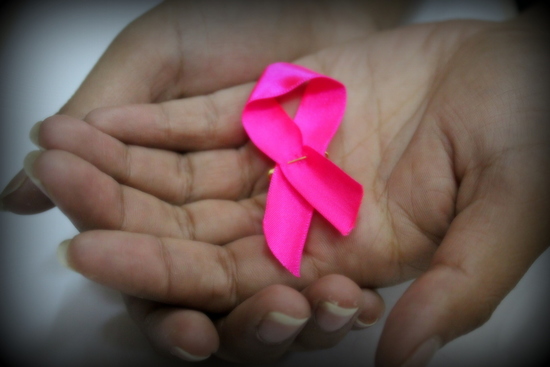 Cartas al Director : Denuncia pública de abandono de la JCCM a las mujeres victimas de un cáncer