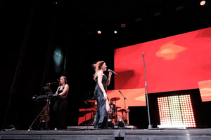 Leire Martínez se ganó la complicidad del público junto a Guille Toledano en el primer concierto de la Fuente de la Niña