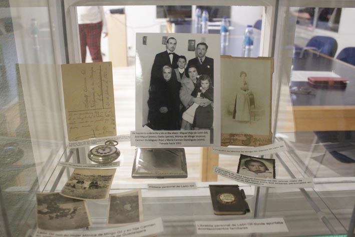 Un emotivo acto lleno de familiares del homenajeado dota a la Biblioteca de Cabanillas de su nuevo nombre: León Gil