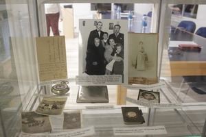 Un emotivo acto lleno de familiares del homenajeado dota a la Biblioteca de Cabanillas de su nuevo nombre: León Gil