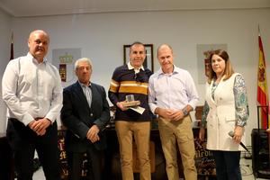 Pareja celebra el Día del Libro, entregando los premios de los concursos del Abril Cultural
