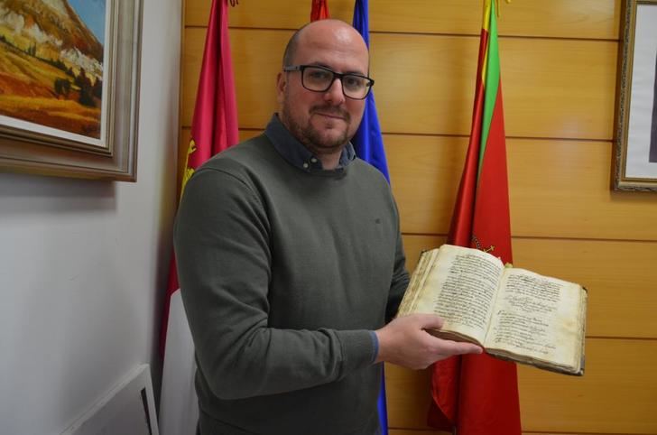 El Ayuntamiento de Yunquera adquiere un libro manuscrito de la Historia del municipio escrito en el siglo XVII