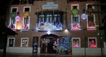 La fachada del Ayuntamiento de Alovera ya luce un montaje animado que ambientará parte de la programación navideña