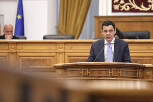 VOX critica que Page se gaste el dinero en aumentar el número de diputados en las Cortes mientras reduce las ayudas a la agricultura ecológica