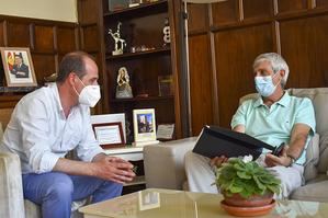 Emotiva y entrañable despedida a Luis Barra, que se jubila hoy tras cuarenta años de servicio municipal ejemplar