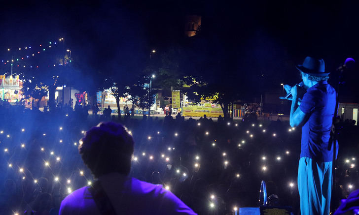 Ritmos étnicos y mensajes de paz en un brillante concierto de «Macaco» en Cabanillas