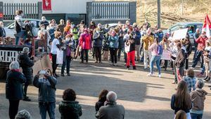 Decenas de vecinos se manifiestan en Cenizate para rechazar la instalación de macrogranjas