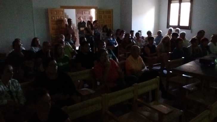 Medio centenar de vecinos acuden a la reunón informativa sobre Macrogranjas en Tordesillos 