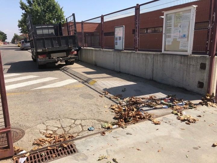 Los maestros de Villanueva de la Torre han vuelto al cole con tarea : Limpiar los centros antes de que los niños se incorporen a las aulas