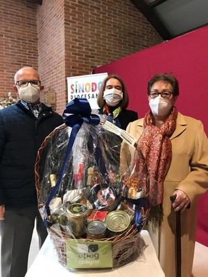 Manos Unidas Guadalajara entrega el premio del Sorteo de una Cesta de Alimentos