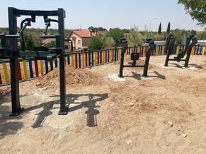 Nuevas máquinas de gimnasio al aire libre, en el Parque de los Enebros de Quer