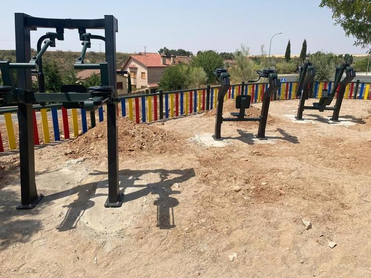 Nuevas máquinas de gimnasio al aire libre, en el Parque de los Enebros de Quer