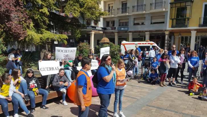 La XXI Marcha Solidaria de Maristas llena la calle Mayor y el centro de Guadalajara al grito de Solidaridad