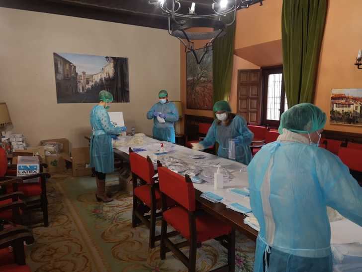 El Ayuntamiento comienza el reparto de guantes y mascarillas para todos los seguntinos