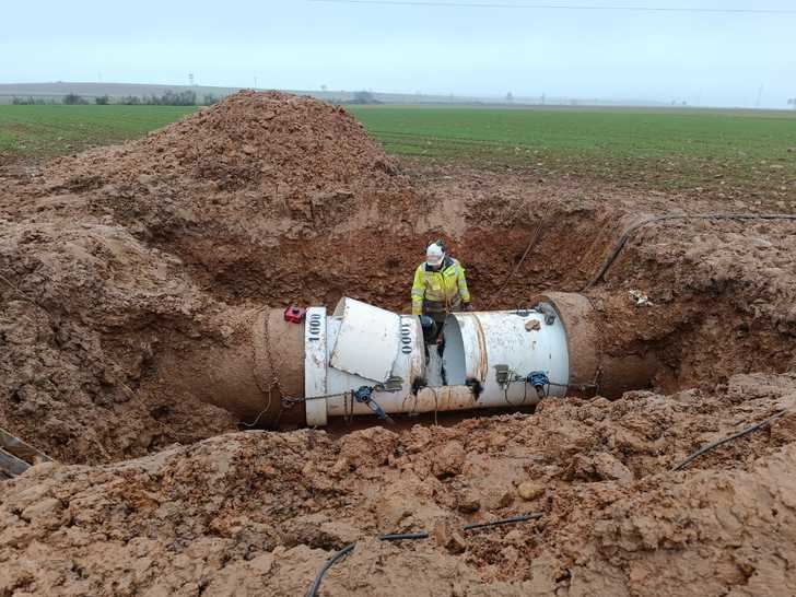 El equipo de Redes de la MAS repara dos fugas en la vieja conducción que va desde Beleña hasta a la planta potabilizadora