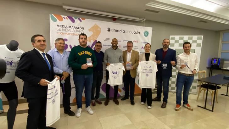 La XXIV Media Maratón de Guadalajara recorre este domingo las calles de la ciudad con más de 1.000 participantes